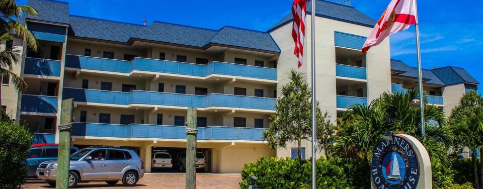 Mariner's Boathouse & Beach Resort
