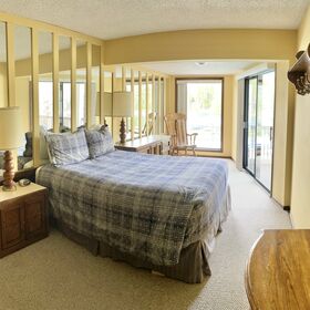 Queen Bed with lake view