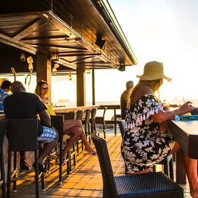 Simpson Bay Beach Resort - Beach Restaurant