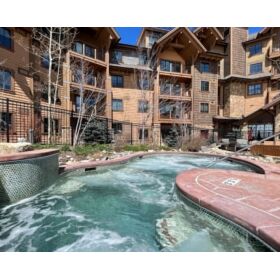 Hot tub (1 of 6)