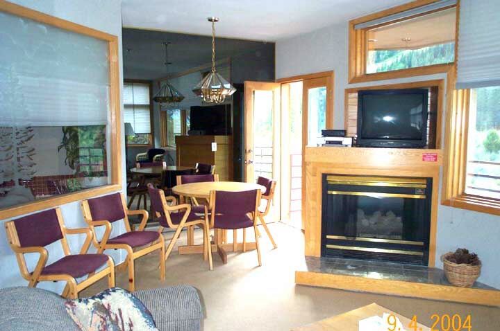 River Bank Lodge - Unit Living Area