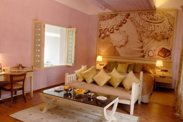 - Luxury Suite