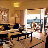 Angsana Resort & Spa Bintan — Angsana Resort & Spa: unit bedroom and balcony