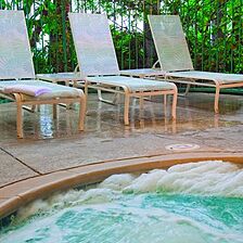 Peacock Suites &mdash; Hot Tub