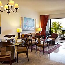Royal Cancun (Formerly Club Internacional de Cancun) — Royal Cancun Living and Dining Area
