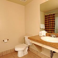 Gateway Mountain Lodge — Bathroom