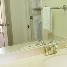 Sweetwater at Waikiki Banyan — Bathroom