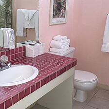 Kuhio Banyan Club — Bathroom