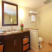 Wyndham Vacation Resorts Royal Garden at Waikiki — Bathroom