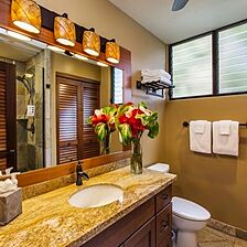 Keauhou-Kona Surf and Racquet Club — Bathroom