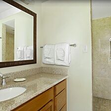 Makai Club Cottages — Bathroom