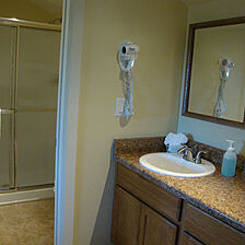 Roundhouse Resort — Bathroom