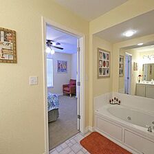 Holiday Inn Club Vacations Galveston Seaside Resort — Bathroom