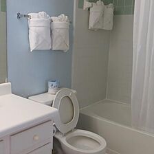 Oak Plantation Resort — Bathroom