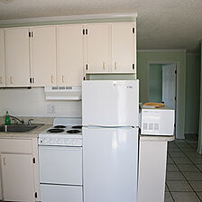 Traders Inn Beach Club &mdash; Kitchen