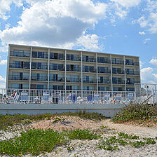 Traders Inn Beach Club &mdash; Exterior