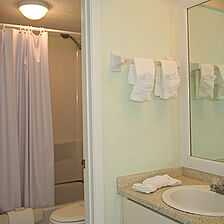 Traders Inn Beach Club &mdash; Bathroom