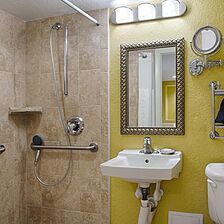 Club Wyndham Santa Barbara — Bathroom
