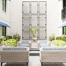 King 583 &mdash; Courtyard
