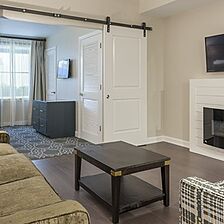 King 583 &mdash; Living Area