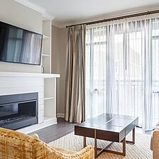 King 583 &mdash; Living Area