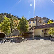Red Wolf Lodge at Olympic Valley — Exterior