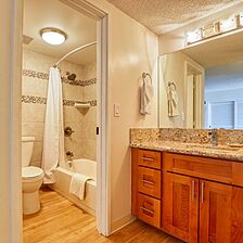 Vacation Internationale Aloha Towers — Sample Bathroom