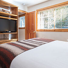 Red Wolf Lakeside Lodge &mdash; Sample Bedroom