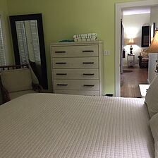 The queen bed is really comphy.