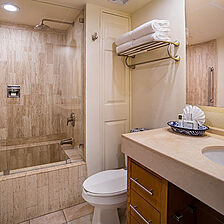 Villa del Palmar Cabo San Lucas — Sample junior suite bathroom