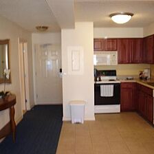 Wyndham Skyline Tower — 1BR Entry Way & Kitchen