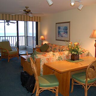 Seawatch On-the-Beach Resort — Dining area and living room