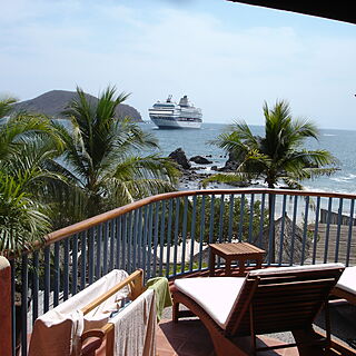 Hilton Grand Vacations Club Zihuatanejo — Bay view from some unit patios