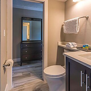 Marco Beach Vacation Suites — Bathroom
