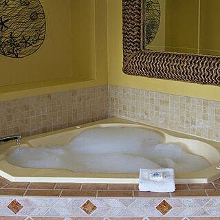 Club Wyndham Santa Barbara — Whirlpool Bathtub