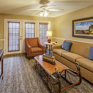 Holiday Inn Club Vacations Oak n' Spruce Resort — Living Area