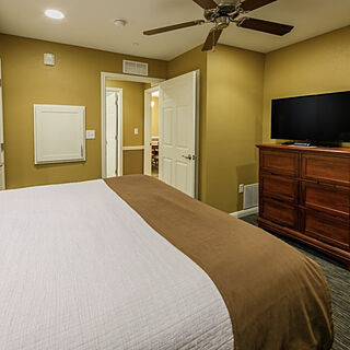 Holiday Inn Club Vacations Oak n' Spruce Resort — Bedroom