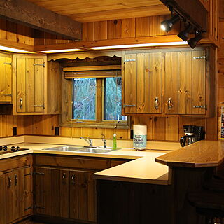 Glacier Wilderness Resort — Another view of the kitchen with stools for eating at the bar