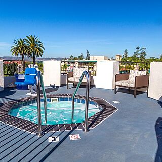 Coronado Beach Resort &mdash; Hot Tub