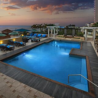 Marriott's BeachPlace Towers — Outdoor Pool and Poolside Bar With Beach View