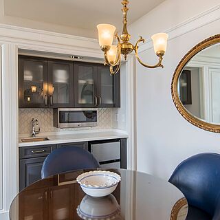 Marriott Vacation Club Pulse at Custom House, Boston — Dining area and partial kitchen in all units.