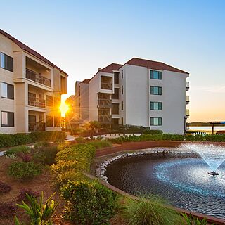 Marriott's Harbour Point and Sunset Pointe at Shelter Cove &mdash; Grounds Fountain