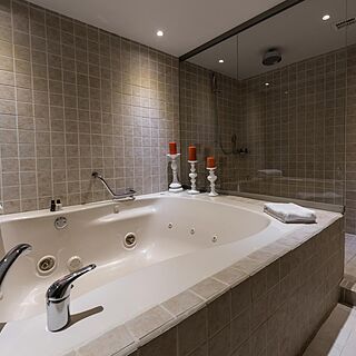 Barcelo Aruba &mdash; Sample Bathroom
