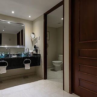 Barcelo Aruba &mdash; Sample Bathroom