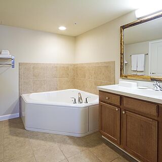 Club Wyndham at Waikiki Beach Walk — Bathroom