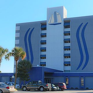 Schooner Beach & Racquet Club — Exterior