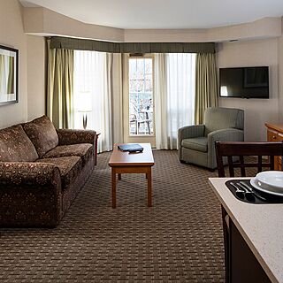 Delta Hotels by Marriott Grand Okanagan Resort — Living Area