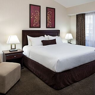 Delta Hotels by Marriott Grand Okanagan Resort — Bedroom