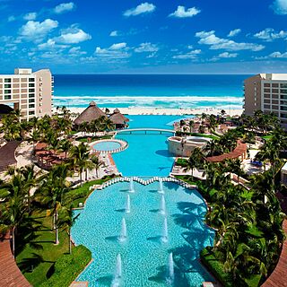 The Westin Lagunamar Ocean Resort Villas & Spa &mdash; Outdoor Pool With Loungers and Umbrellas