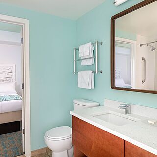 Marriott's Harbour Lake — Sample Second bathroom in two-bedroom villa (furniture and finishes vary from tower to tower).